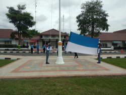 Peringati Hari Bela Negara, Babinsa Koramil 05/Sleman Latih Petugas Upacara