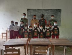 Satgas Pamtas Yonif Mekanis 643/Wns Bagikan Buku Dan Tas Kepada Siswa-siswi Berprestasi Perbatasan