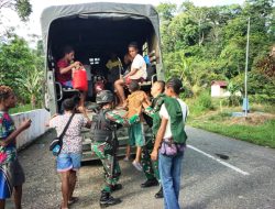Bantu Warga, Satgas Pamtas Yonif 126/KC Dukung Kendaraan Untuk Antarkan Masyarakat Ke Gereja
