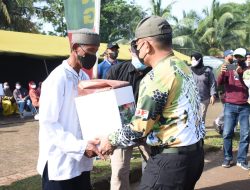 Kasad Bagikan Sembako Kepada Warga Sekitar Daerah Latihan Cipatat