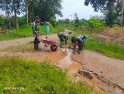 Karya Bhakti Perbaiki Jalan Berlobang Anggota Satgas Yonif 144/JY Bersama Warga di Perbatasan