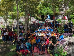 Satgas Pamtaa RI-RDTL Yonif 743/PSY Bersama Pelajar Bersihkan Tempat Wisata Religi Di Perbatasan