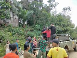 Gunakan Kendaraan Dinas Koramil Merakai, Babinsa Kayu Dujung Evakuasi Warga ke Puskesmas