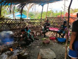 Menjalin Keharmonisan Dengan Masyarakat, Satgas Pamtas Yonif 126/KC Melaksanakan Komsos Sambil Masak Bersama