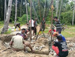 Semangat Gotong Royong Dalam Membangun Jembatan Gantung Penghubung Dua Desa