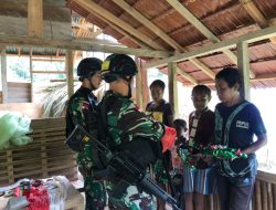 Di Penghujung Tahun Satgas Yonif 126/KC Kembali Berbagi Kasih Kepada Warga Perbatasan