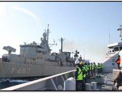 Ditengah Laut KRI Sultan Iskandar Muda-367 dan Kapal Perang Yunani Saling Tukar Cenderamata