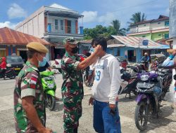 Kodim Maluku Batalyon Arhanud 11/WBY Bersama Babinsa Koramil Piru Membagikan Masker Kepada Masyarakat