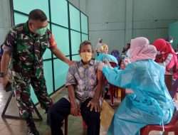 Babinsa Menitipkan Pesan di Lokasi Vaksin