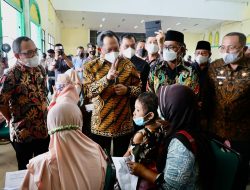 Tinjau Vaksinasi di Ternate, Mendagri Sapa Pelajar Usia 12 Tahun