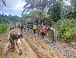 Satgas Yonif 144/JY-Warga Perbatasan Karya Bhakti Pembenahan Jalan Desa