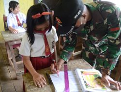 Satgas Yonif 144/JY Ajarkan Matematika di SDN 04 Perbatasan
