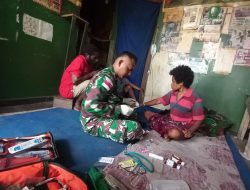 Satgas Yonif 126/KC Bantu Mengobati Masyarakat Yang Sakit Malaria Diwilayah Perbatasan RI-PNG
