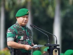 Jenderal TNI Dudung Abdurachman Diapresiasi Oleh Para Awak Media Bersama-Sama Duduk Bersila Dengan Para Prajurit Di Silang Monas