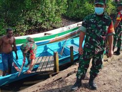 Mengatasi Kesulitan Rakyat, Babinsa Koramil 1802-04/ Seget Karya Bakti Perbaiki Perahu Nelayan