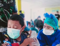 Anak – Anak di Suntik Vaksin Dapat Hadiah Balon