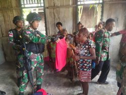 Jumat Berkah, Satgas Pamtas RI-PNG Yonif 126/KC Bagikan Baju Layak Pakai Kepada Warga Perbatasan