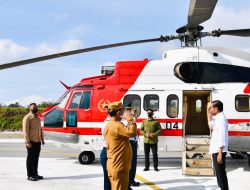 Presiden Jokowi Melanjutkan Perjalanan Ke Bandara Sibisa, Kabupaten Toba, Untuk Kemudian Lepas Landas Menggunakan Helikopter