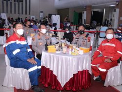Kapolda Sumsel Tinjau Vaksinasi Massal Serentak Indonesia Di Gedung Ogan RU III PT. Pertamina Plaju Palembang