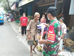 Susuri Pasar Gawok, Anggota Koramil 07 Gatak Ajak Warga Tetap Disiplin Prokes