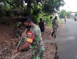 Pantau Daerah Binaan, Babinsa Sorong Barat Ajak Warga Bersihkan Lingkungan