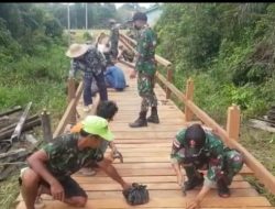 Karya Bhakti Pembuatan Jembatan Panjang Anggota Satgas Yonif 144/JY Bersama Warga Di Perbatasan
