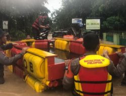 Personel Polda Banten Bersama Tagana Dan Emergency Respon Team Evakuasi Warga Banten Terdampak Banjir