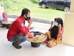 “Aipda Yogi Yanto Berikan Masker Gratis Kepada Dua Wanita Lansia Penjual Kacang Rebus”
