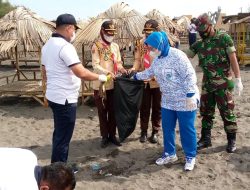 Tumbuhkan Kepedulian Terhadap Lingkungan, Pangkalan TNI AL Cilacap Bersinergi Bersihkan Pantai Purworejo
