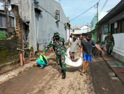 Koramil 03/Serengan Ajak Warga Kerja Bakti Bersihkan Jalan Pangeran Wijil
