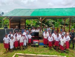 Beri Kebahagiaan Masyarakat Papua, Satgas Yonif 126/KC Bangun Fasilitas Nonton Bersama