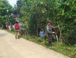 Satgas Pamtas Yonif Mekanis 643/Wns Bersama Warga Gotong Royong Bersihkan Kampung Perbatasan