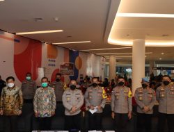Kapolres Kubu Raya Hadiri Zoom Meeting Vaksinasi Serentak Indonesia Di Gaia Mall City