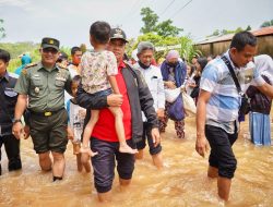 Bupati Turun Langsung Evakuasi Anak-Anak Korban Banjir