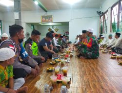 Sinergitas Anggota Satgas Yonif 144/JY Bersama Polri Dan Wabup Bukber Dan Sholat Tarawih Berjamaah Di Masjid Perbatasan