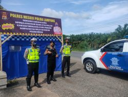 Polres Mesuji Polda Lampung, Kawal Pemudik Melintas Di Perbatasan Propinsi Lampung Dan Sumsel