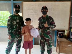 Anggota Satgas Yonif 144/JY Berikan Bantuan Baju Seragam Sekolah Dan Alat Tulis Di SDN 08 Perbatasan