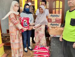 Dewi Aryani Bersama Kades Dan Ragil Anggota DPRD PDIP Bantu Korban Kebakaran