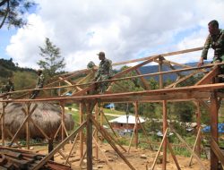 Bertugas Di Pedalaman Papua Satgas Yonif MR 412 Kostrad Bantu Pembangunan Rumah Milik Pendeta