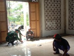 Bersama Warga, Satgas Pamtas RI-Malaysia Yonif Mekanis 643/Wns Karya Bhakti Bangun Surau Perbatasan