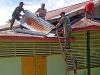 Anggota Satgas Yonif 144/JY Bantu Warga Benahi Atap Balai Desa Bersama Warga di Perbatasan