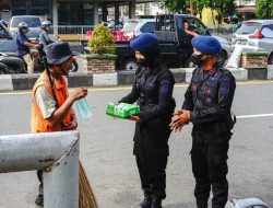 Jumat Berkah Dengan Bersedekah Personil Brimob Polda Kalbar Bagikan Nasi Dijalanan Kota Pontianak
