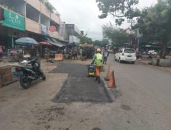 Dinas Pekerjaan Umum (PU) Kota Pagar Alam Sedang Melakukan Perbaikan Jalan