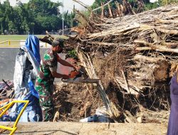 Anggota Koramil 05/Sleman Bersihkan Sisa Pohon Tumbang di Depan Lapangan Denggung
