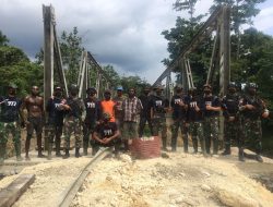 Respon Cepat Satgas Pamtas Yonif 711/Rks Bersama Warga Perbaiki Jembatan di Papua