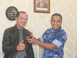 Danlanud SMH Sematkan Wing Terbang Layang Kepada Walikota Palembang