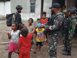 Alasan Anak-anak Papua Semakin Dekat dan Akrab Bersama Satgas Pamtas Yonif 711/Rks