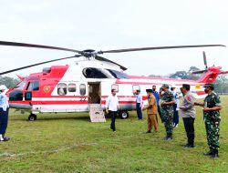 Presiden Jokowi Tiba di Helipad Lapangan Perum Sang Hyang Seri (SHS)