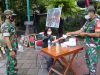 Babinsa Keprabon Bagikan Masker Gratis Dalam Rangka PPKM di Wilayah Binaan