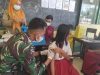 Tim Kesehatan Satgas Pamtas RI-Malaysia Yonarmed 19/105 Trk Bogani Bantu Pelaksanaan Vaksin Di SD
